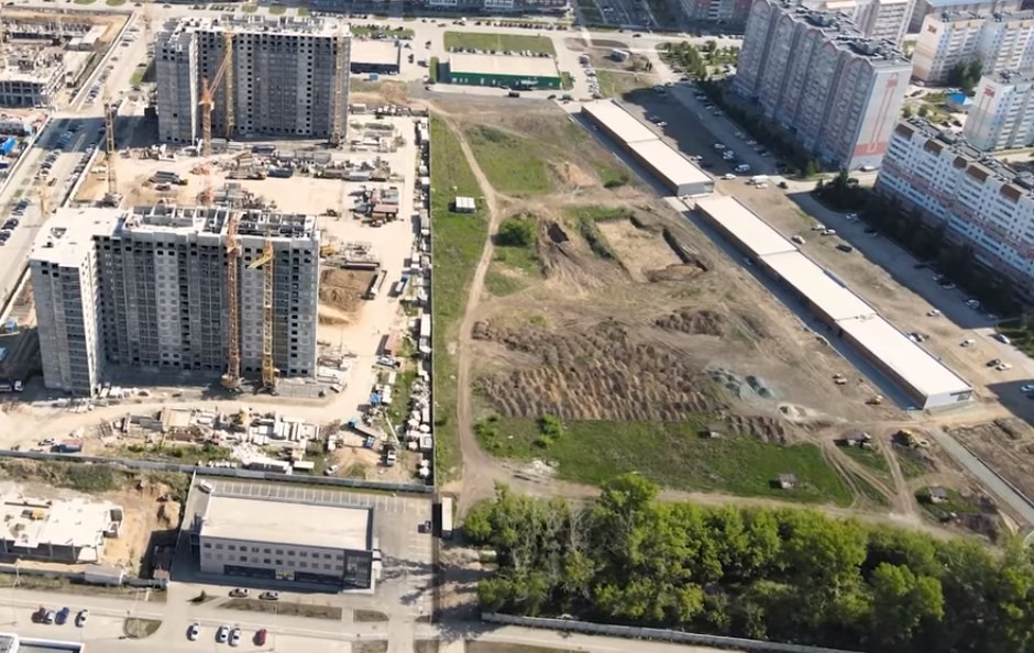 Территория рядом с ЖК "Ёлочки" в момент строительства (2023 год).